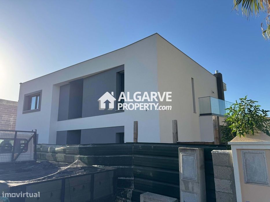 Moradia V4 em fase de construção de estilo contemporâneo no centro de