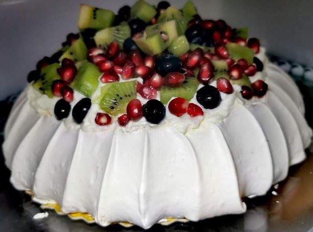 Beza Pavlova  tort bezowy 28 cm z musem malinowym