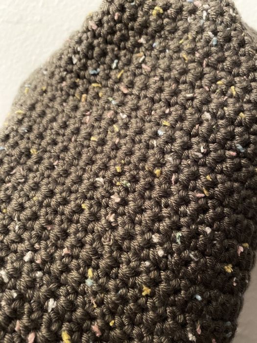 Gorro para criança castanho com pintarolas coloridas - Feito à mão