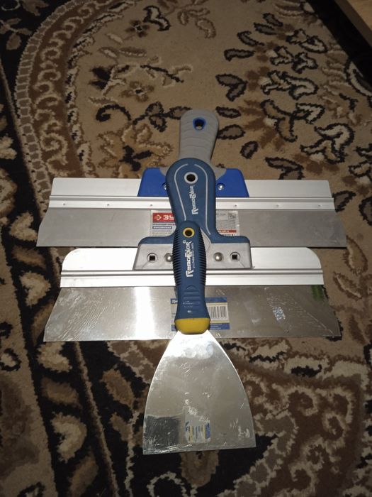 Будівельні шпателі з нержавіючої сталі.