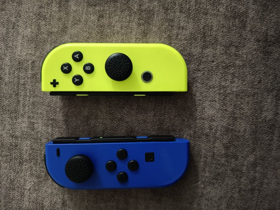 Par de Joy-Cons - Azul e amarelo 

Em per