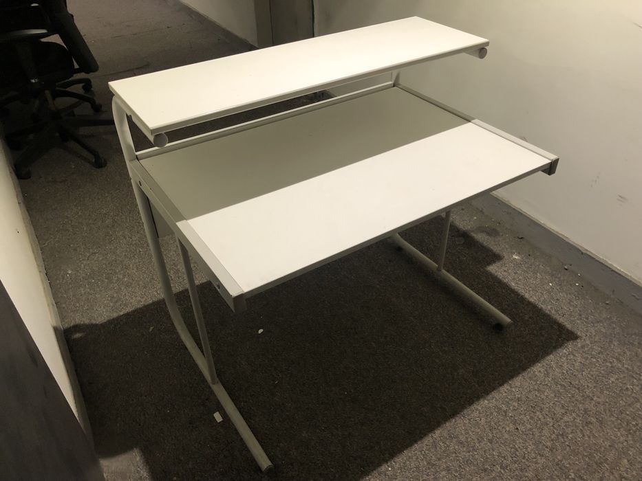 Białe biurko biurowe z półką