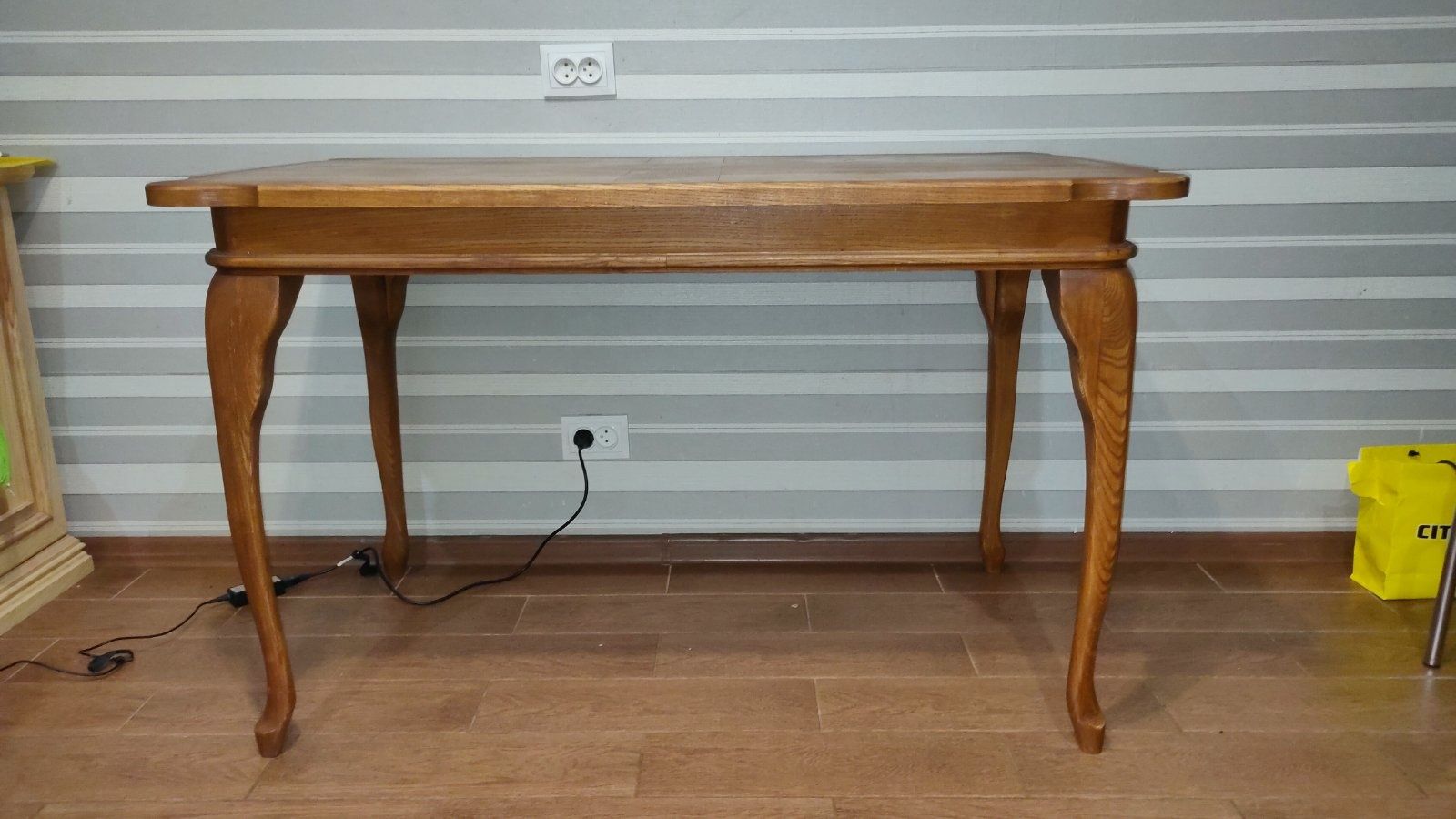 Деревянный кухонный стол