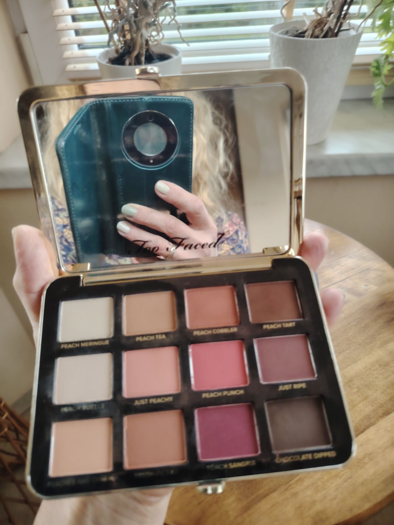 Too Faced paleta cieni do powiek Just Peach mattes