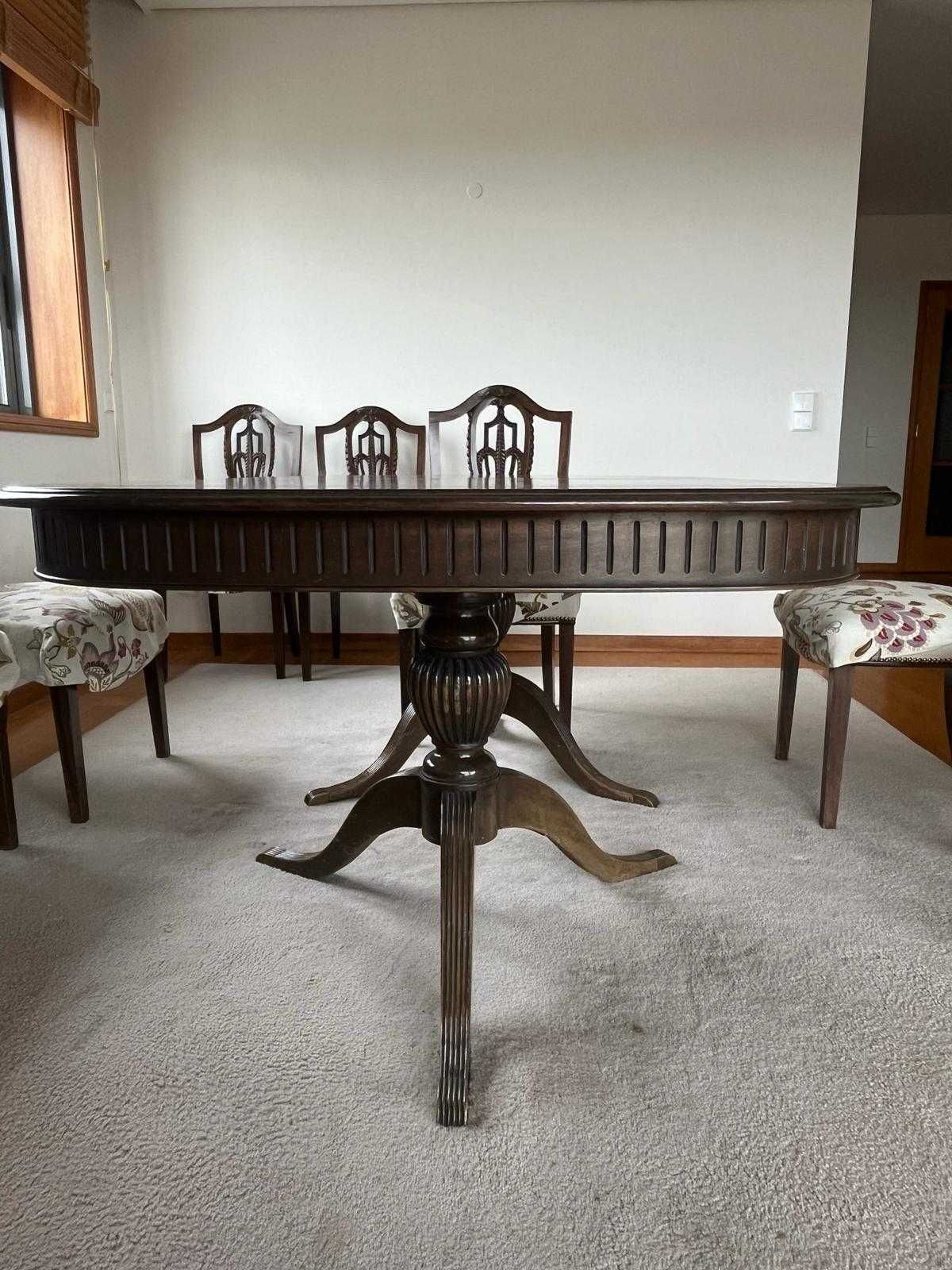 Vendo mesa de jantar extensivel com 8 cadeiras