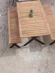 Mesa de jardim com bancos