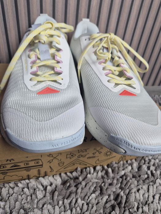 Nike Performance Juniper 3 Obuwie do biegania odblaski  42