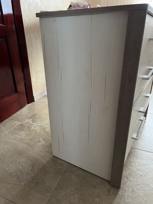 Меблі в спальню. Шафа з дзеркалом та комод