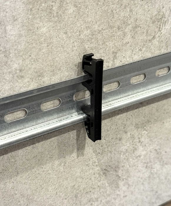 Uchwyt, prowadnica kabla na szynę DIN 35 mm – grubość 6 mm