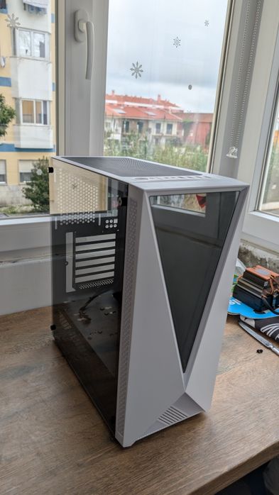 Caixa ATX Kolink Void White RGB Tempered Glass Branca