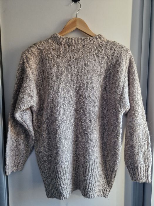 Elegancki i ponadczasowy sweter wykonany z luksusowej wełny