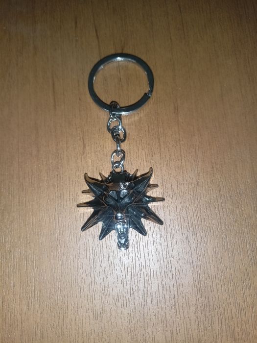 Брелок (блестящий) из вселенной «Ведьмак»
Материал брелка: цинковый сп