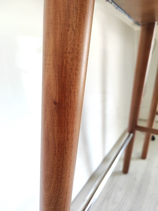 Conjunto duas cadeiras altas de ilha bar madeira nogueira