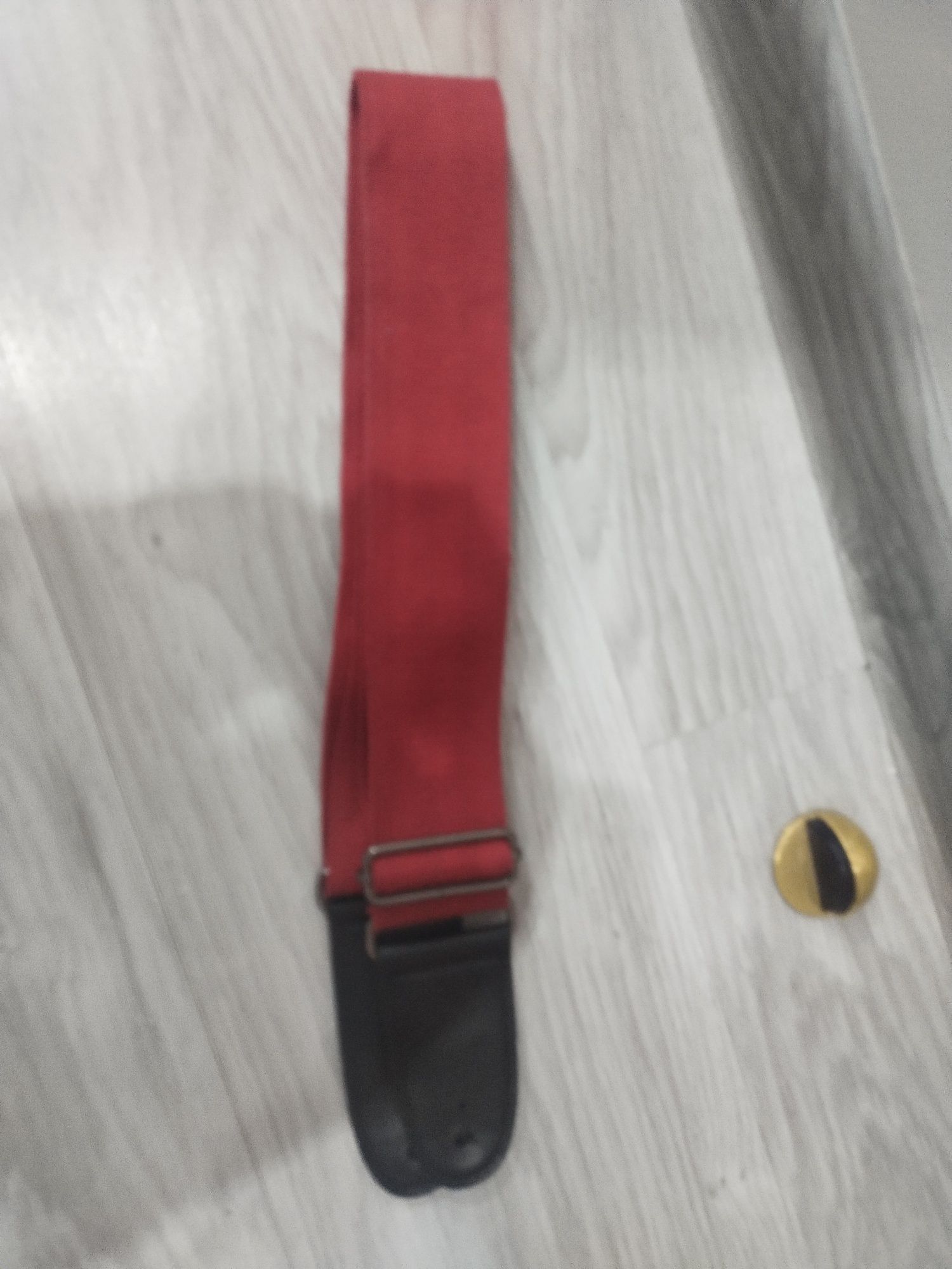 Gitara basowa , piecyk , dwa kable, stojak na gitarę, pokrowiec