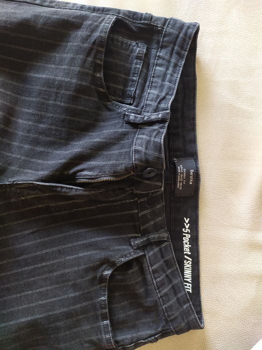 Calça preta listada