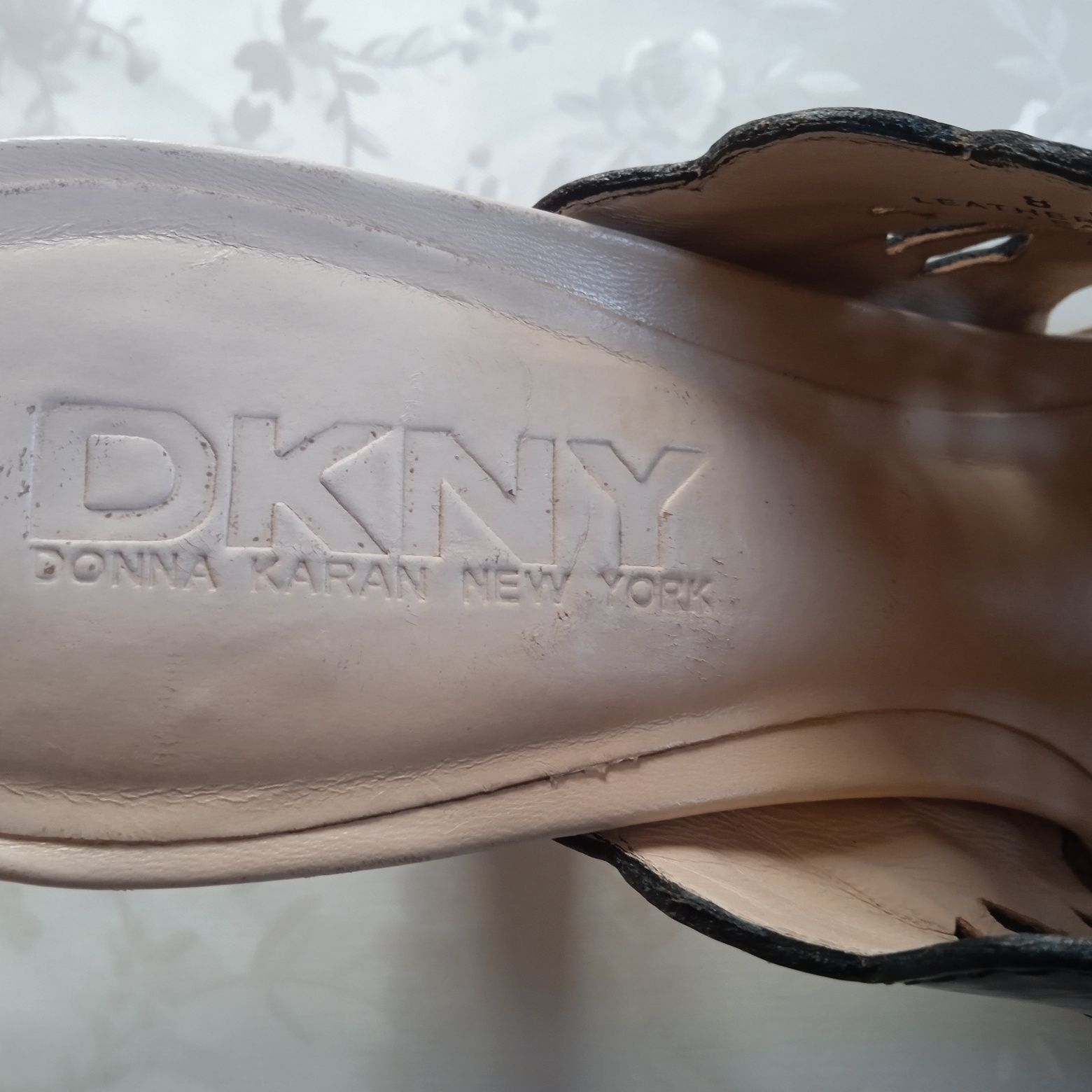 DKNY  brazylijskie Czarne klapki na obcasie