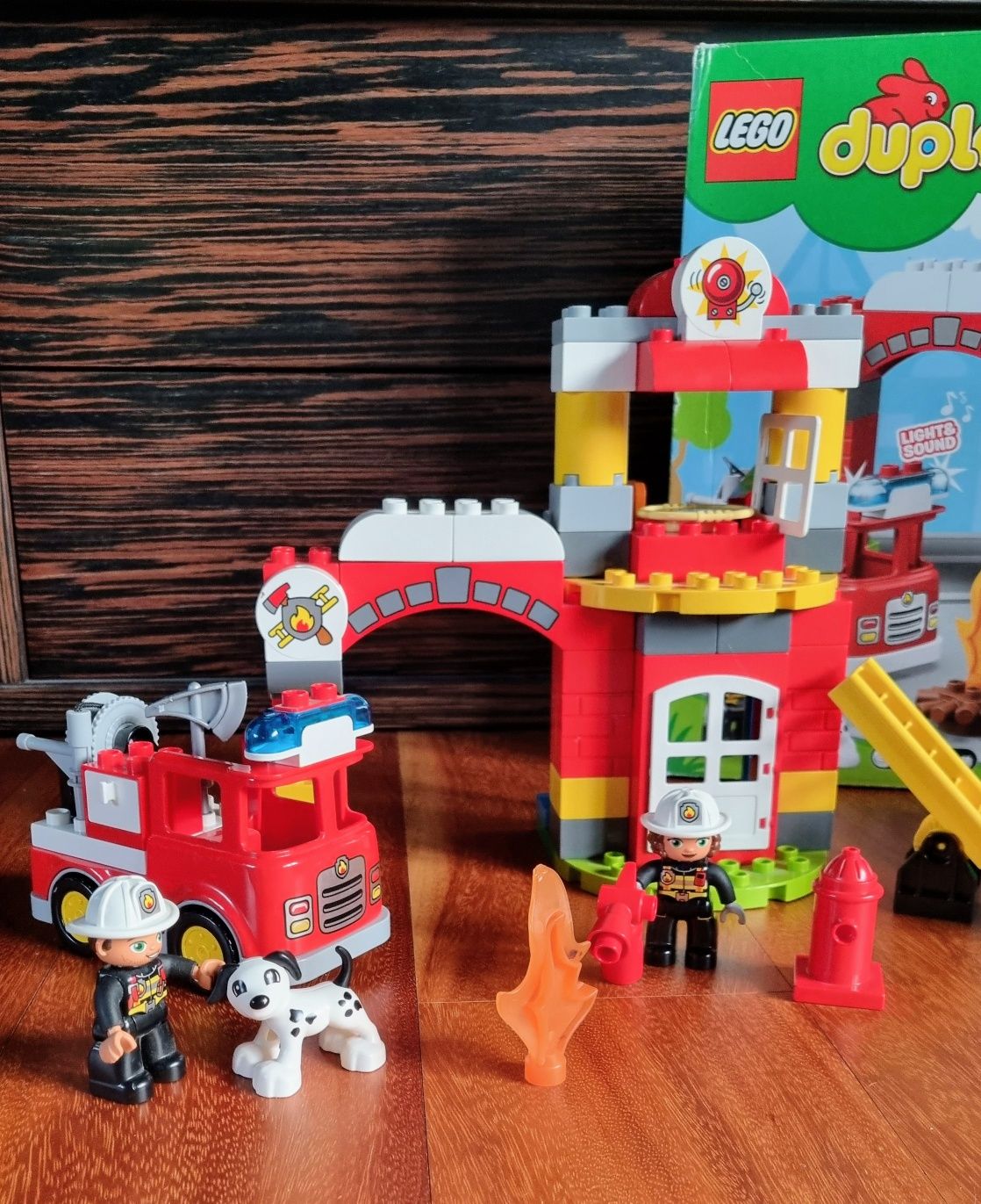 Zestaw LEGO DUPLO "Remiza strażacka" - wersja: 10903.