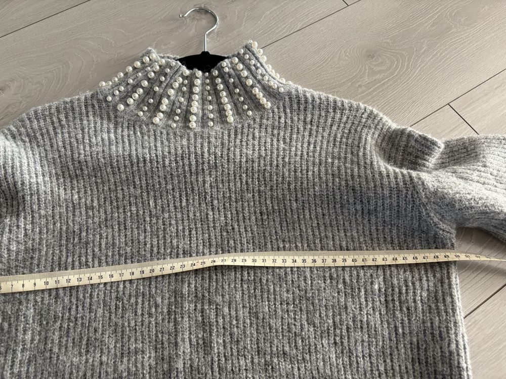 Szary mięciutki sweter golf z perełkami oversize