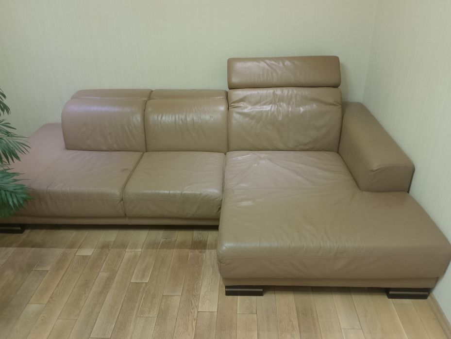 Кутовий шкіряний диван