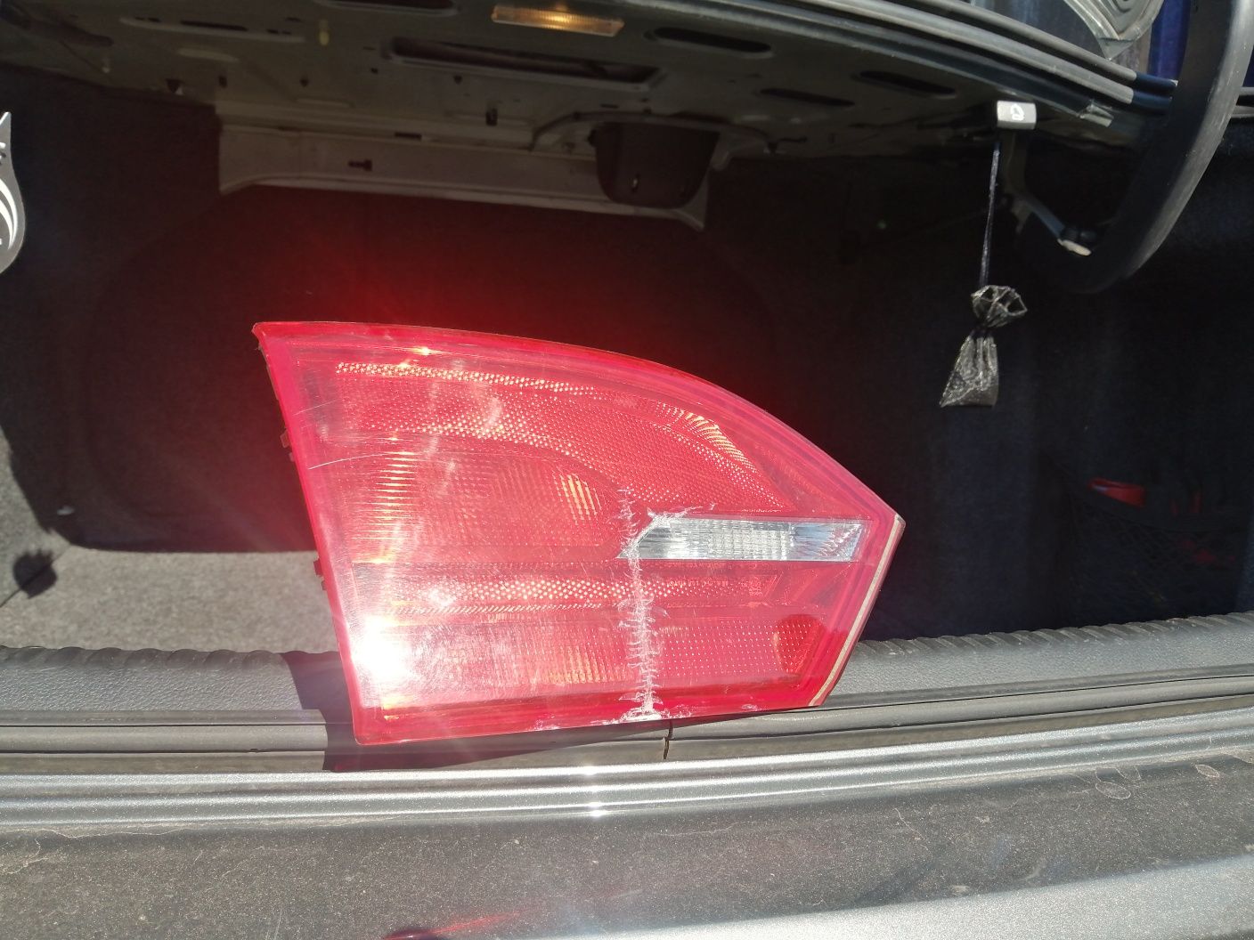 Фонарь в крышку багажника левый VW Jetta 6