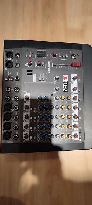 Mesa de som Allen Heath ZEDi10