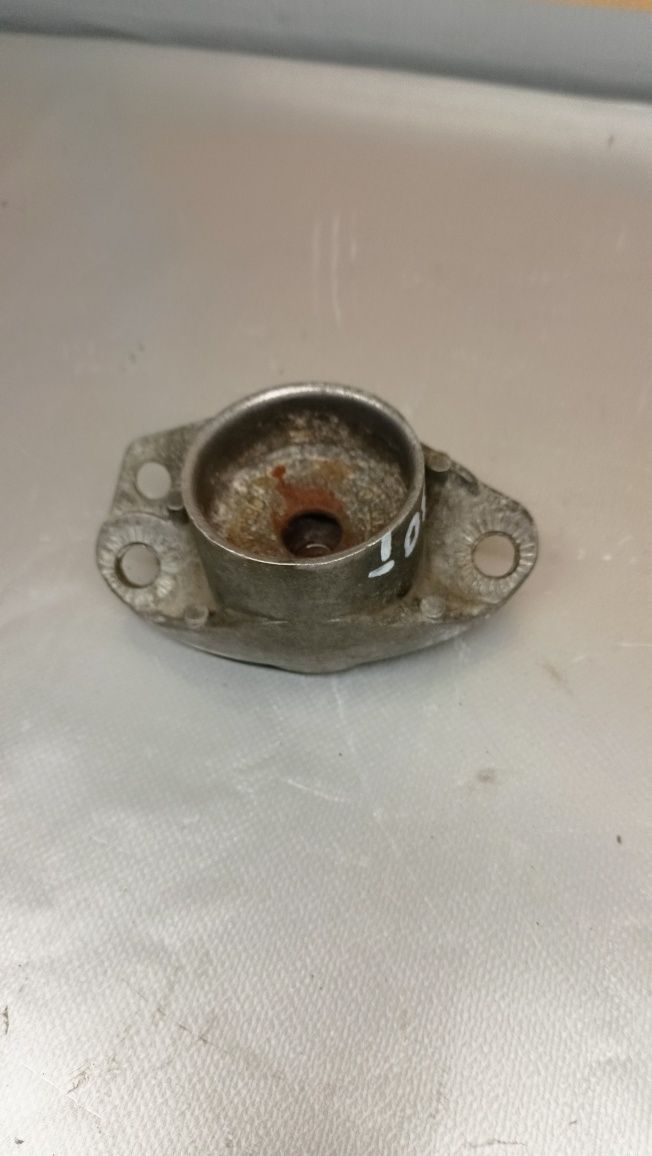 VW Bora 1, 9 TDI mocowanie amortyzatora tylnego
