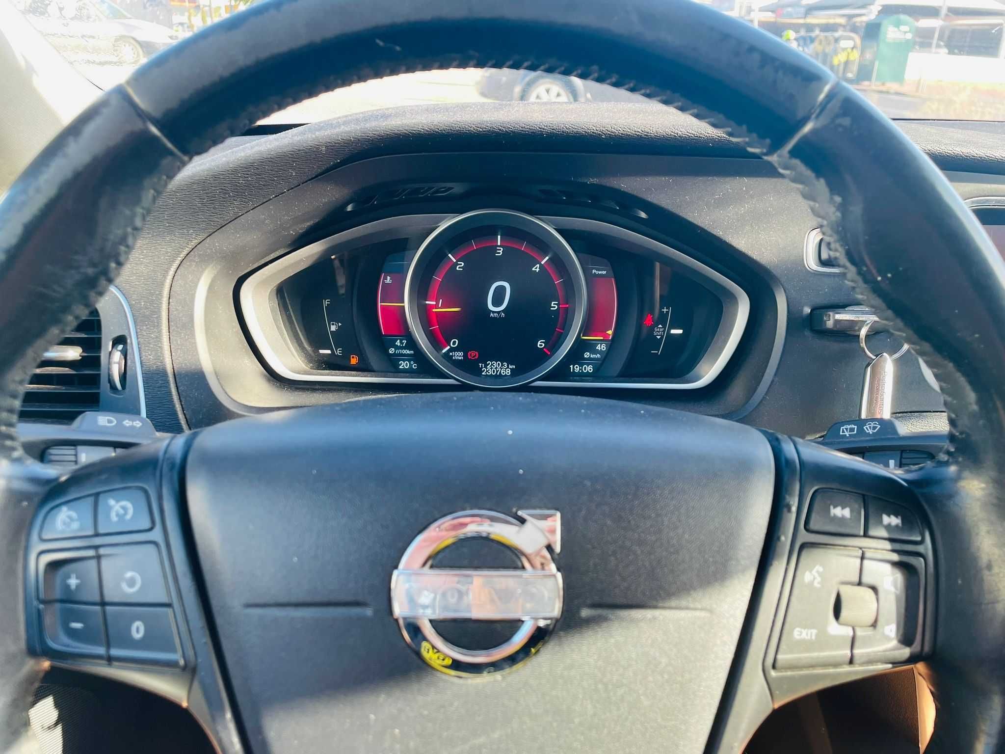 Volvo V40 1.6 Diesel GPS Câmara Sensores Estofos em Pele Económica