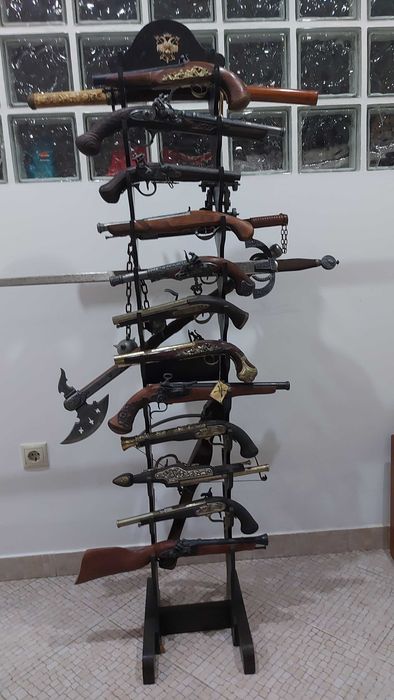 Coleção de pistolas antigas decorativas + armas medievais + expositor