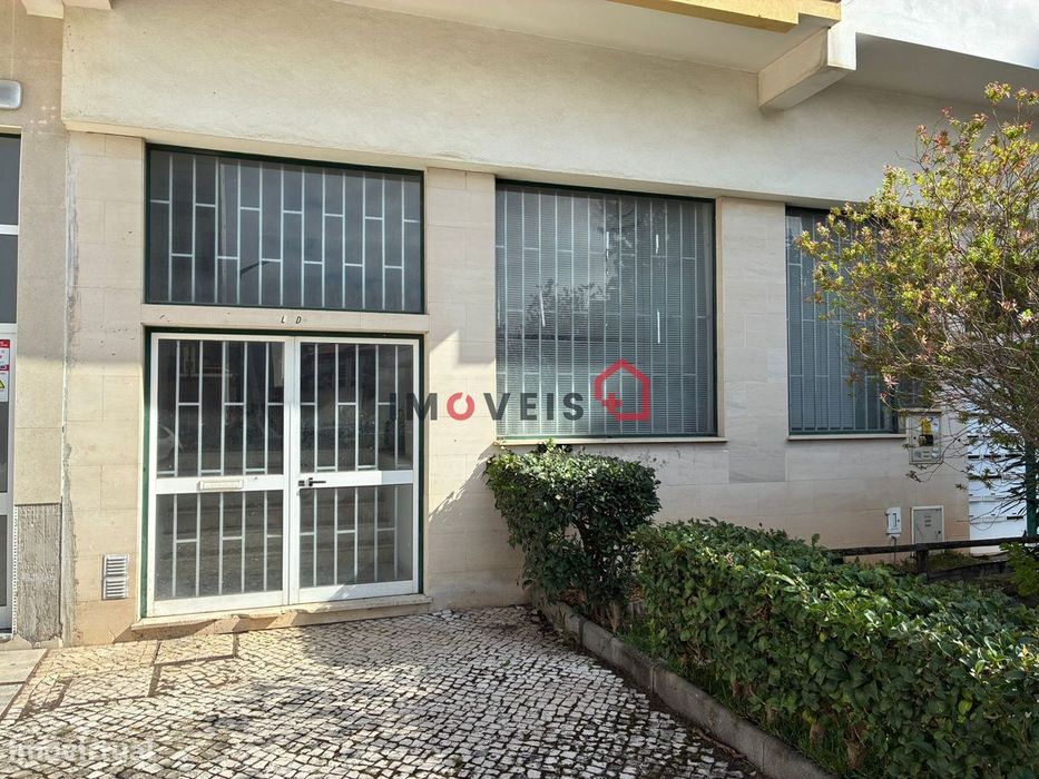 Loja para venda ou permuta na Quinta da Alçada – 190 m²