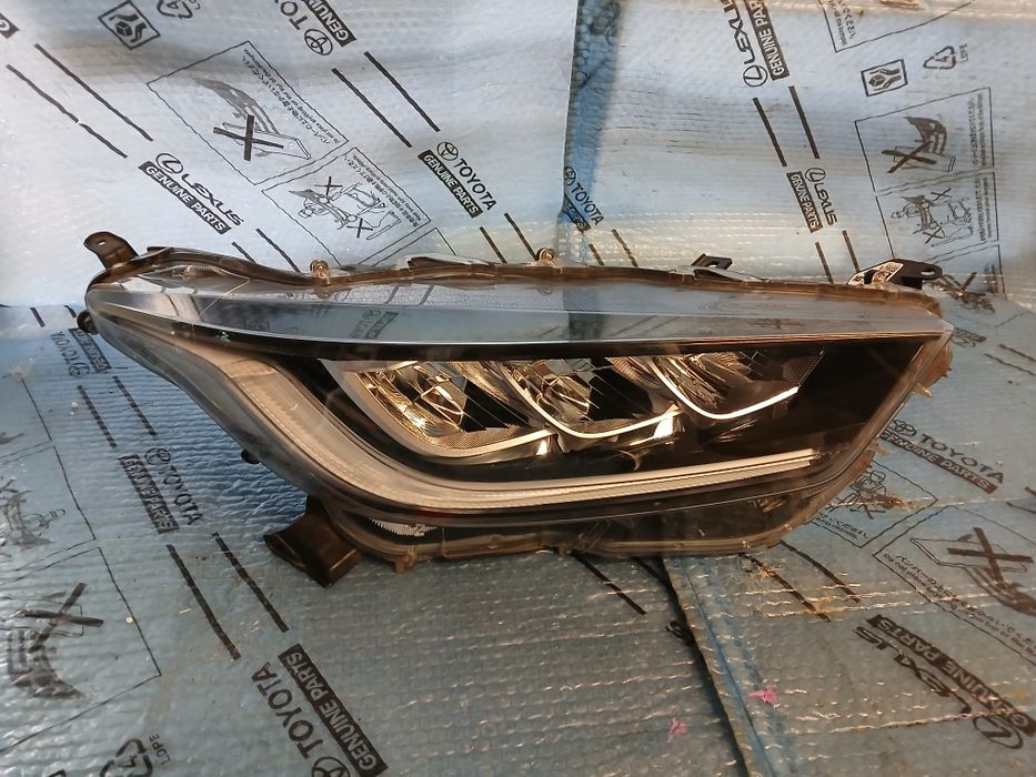 Lampa przednia prawa lewa TOYOTA YARIS IV 20-