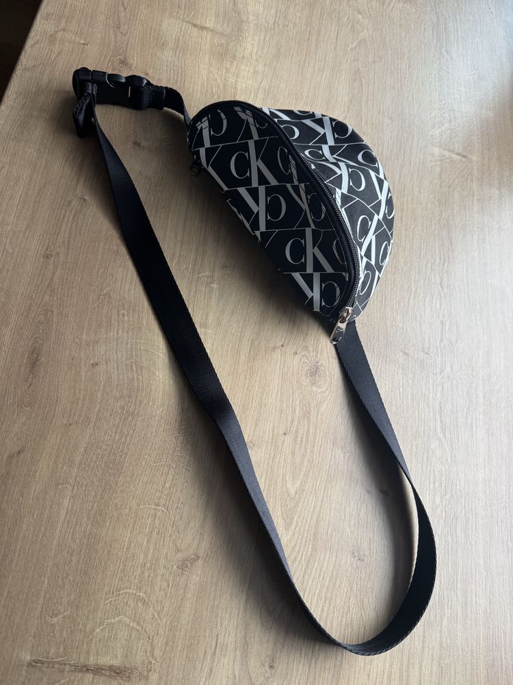 Bialo-czarna nerka, saszetka Calvin Klein, logowanie, napisy
