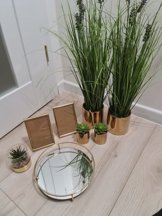 Zlote dodatki dekoracje sztuczne rosliny taca