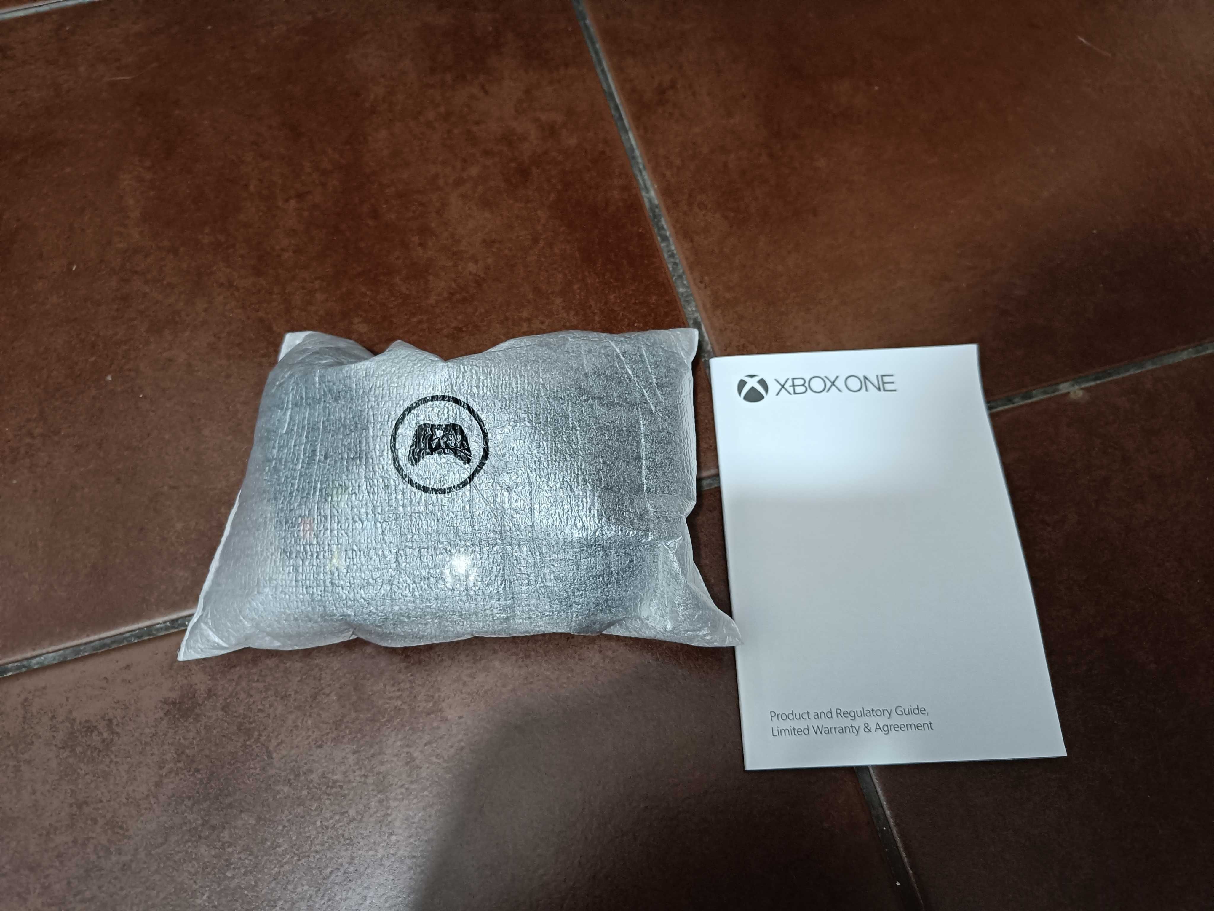 XBOX One X 1TB com caixa quase nova