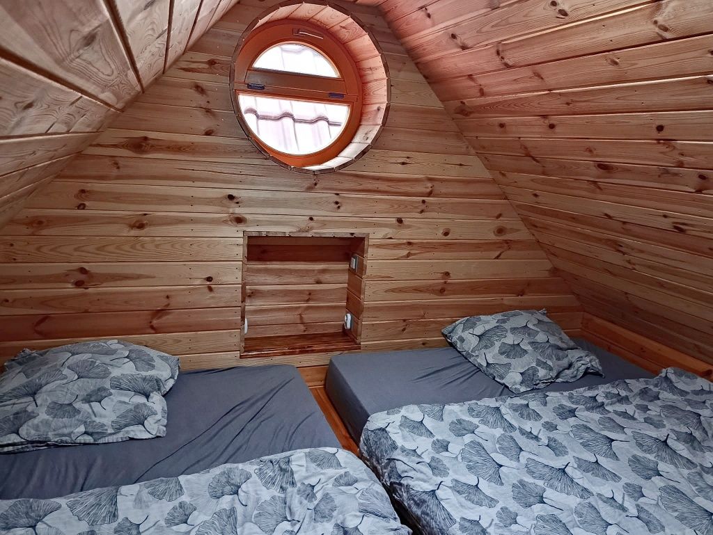 100 letni domek z kominkiem.  Sauna, jacuzzi i ognisko.