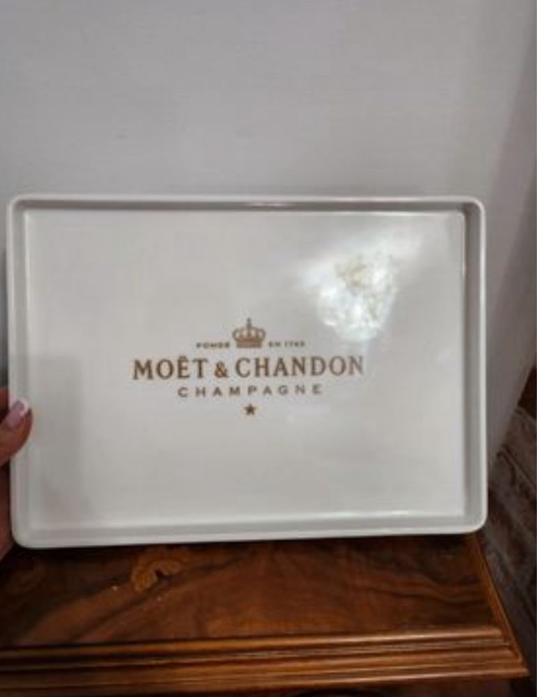 taca moet chandon na 6 kieliszkow biala ze zlotym napisem