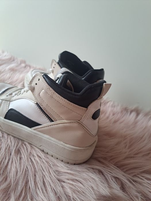 Jasne buty sneakersy