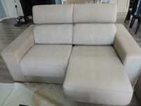 Sofá 2 lugares, beige extensível, estofo lavável