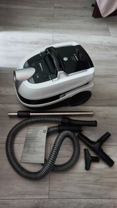 Odkurzacz piorący BOSCH AquaWash&Clean BWD421PRO