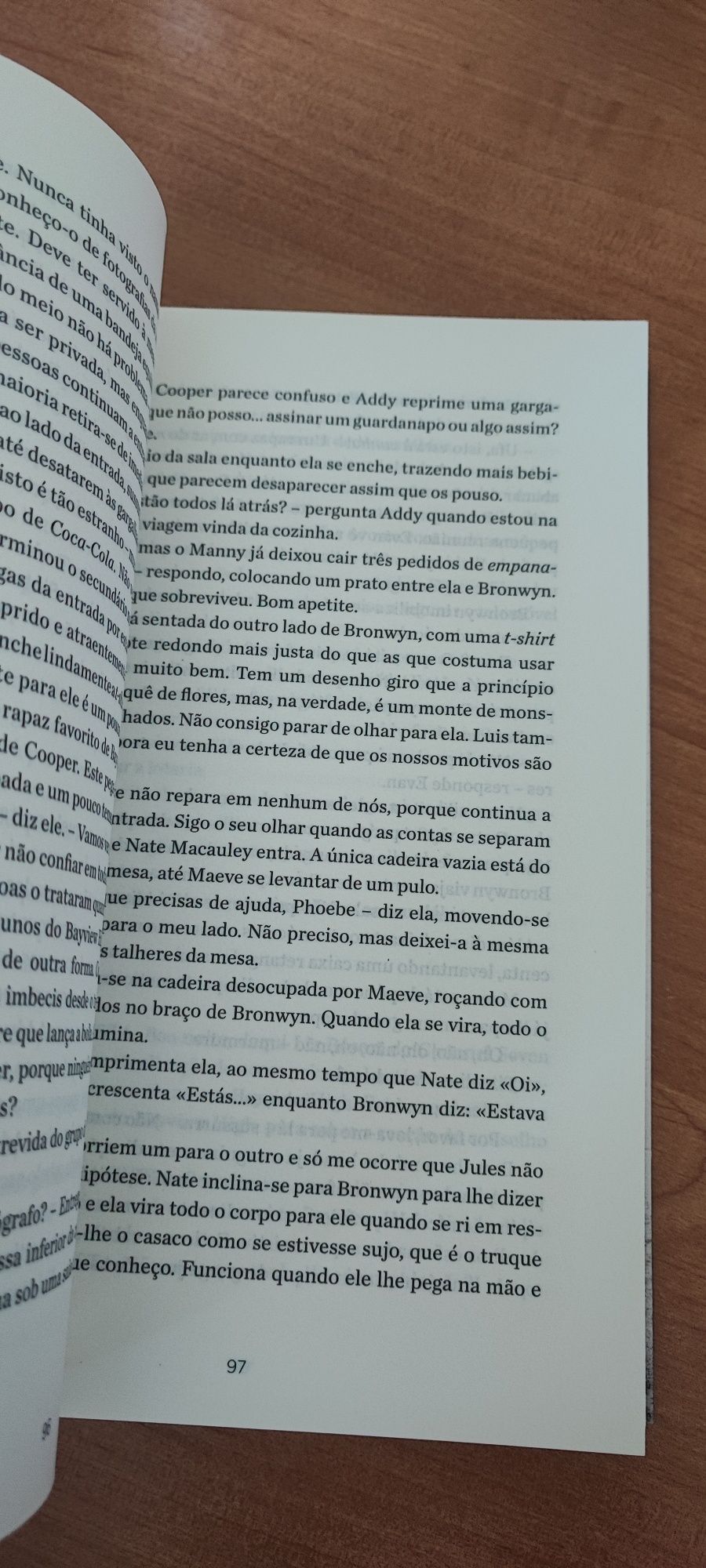 Livro "Um de nós é o próximo"