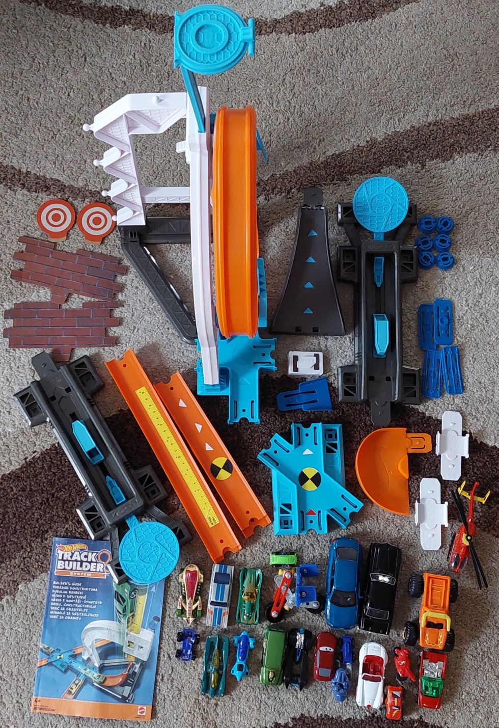 Zestaw Hot Wheels Track Builder z samochodzikami