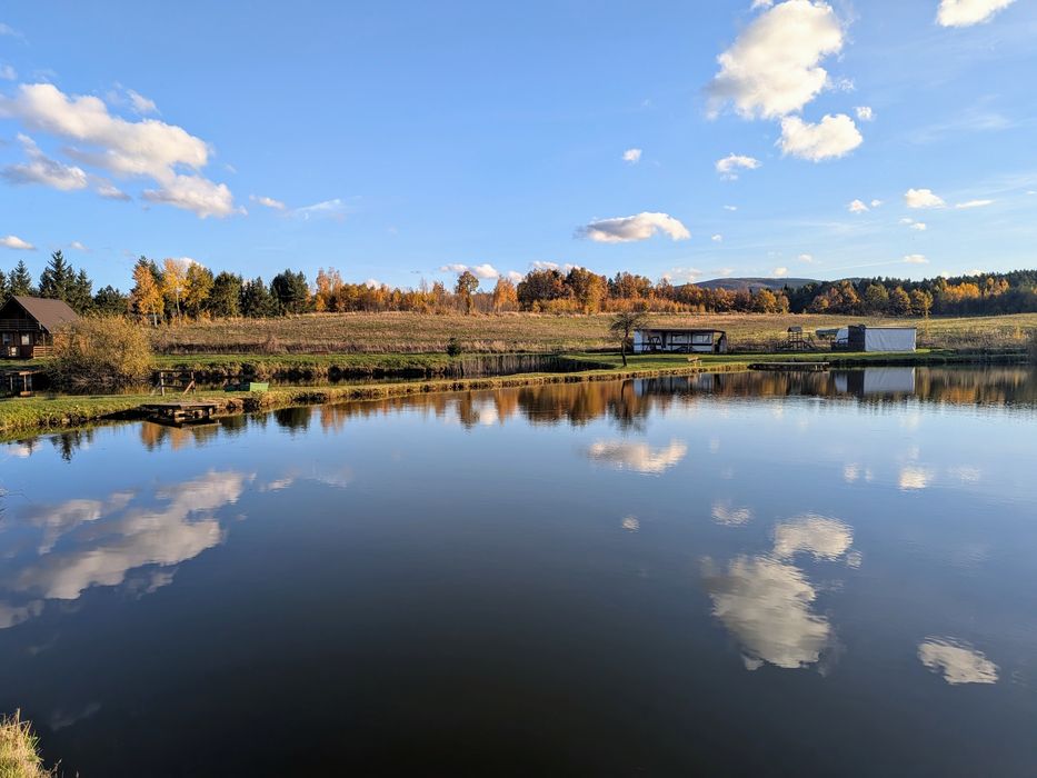 Chatka Nad Stawami –  domek nad wodą, wśród łąk gór, stawów i lasów,