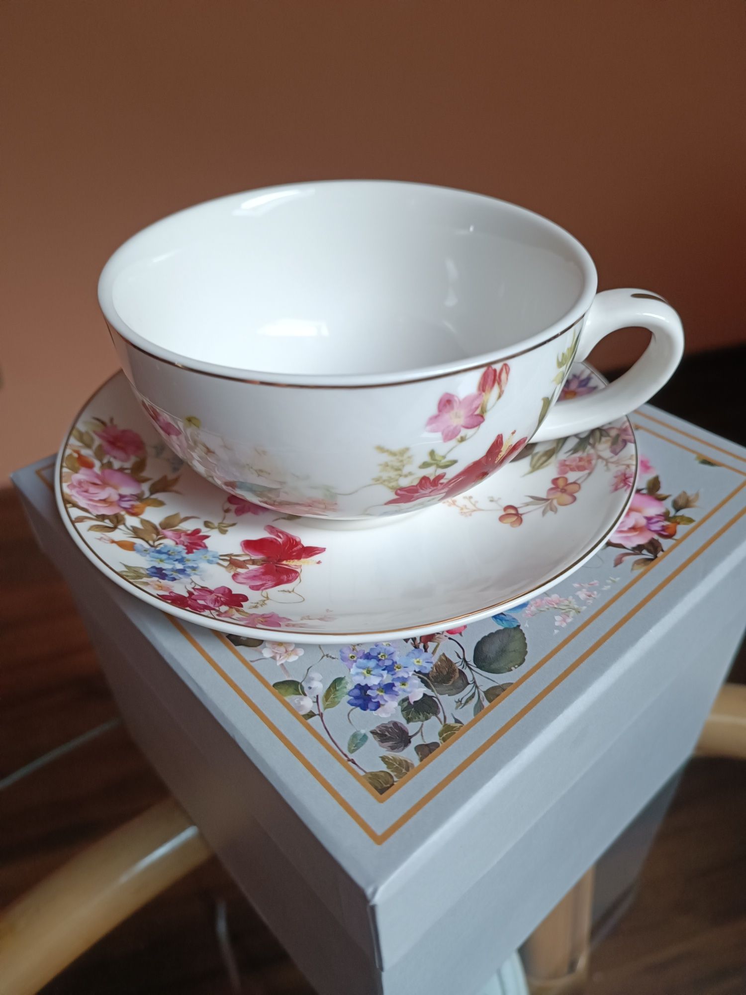Porcelanowy komplet filiżanka talerz dzbanek
