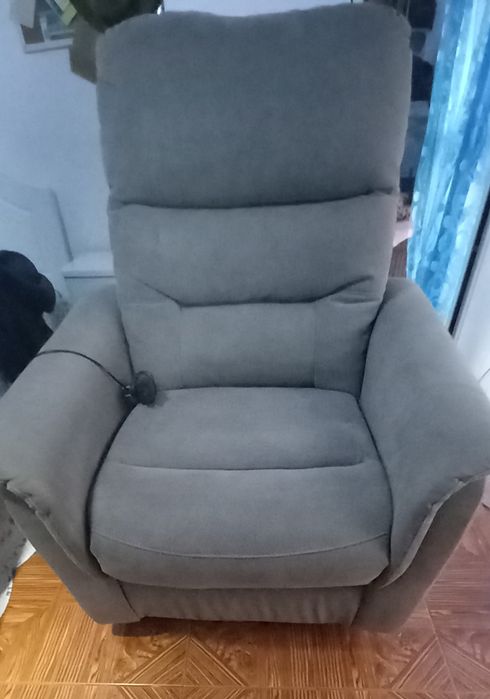 Cadeira reclinável e com apoio para pés