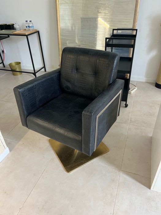 Cadeira de cabeleireiro.