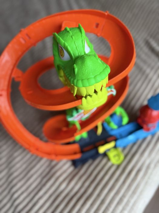 Ігровий трек Hot Wheels City Атака вогняного Ті-Рекса