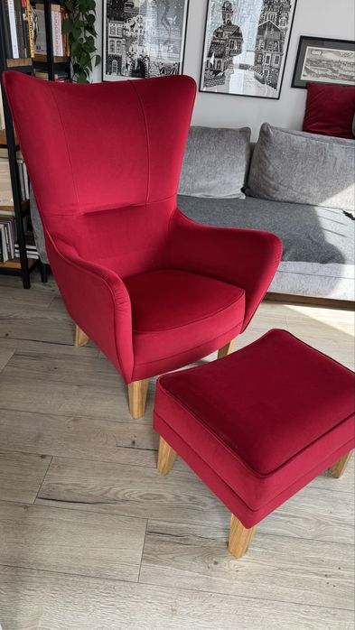 Elegancki fotel Romeo typu uszak z podnóżkiem