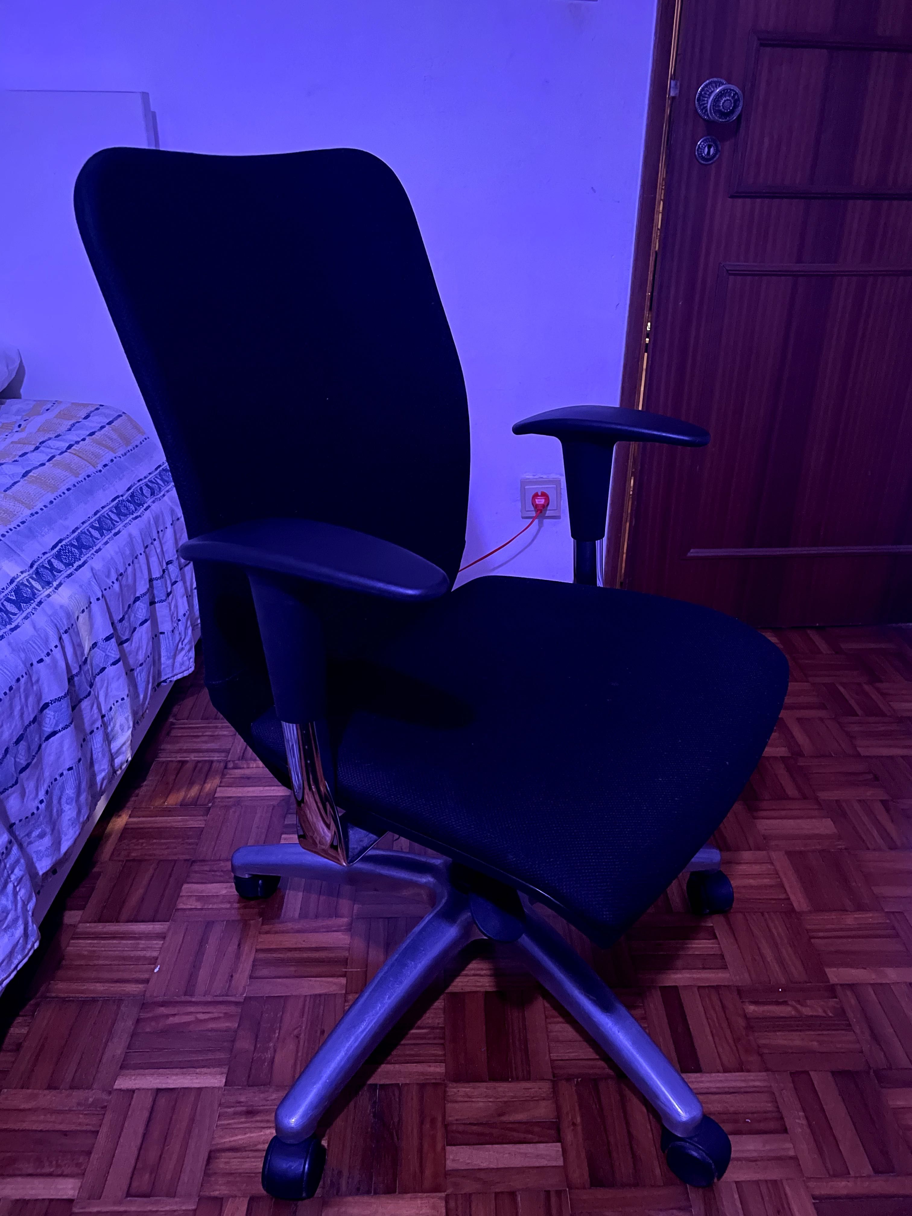 Cadeira de escritório com rodas
