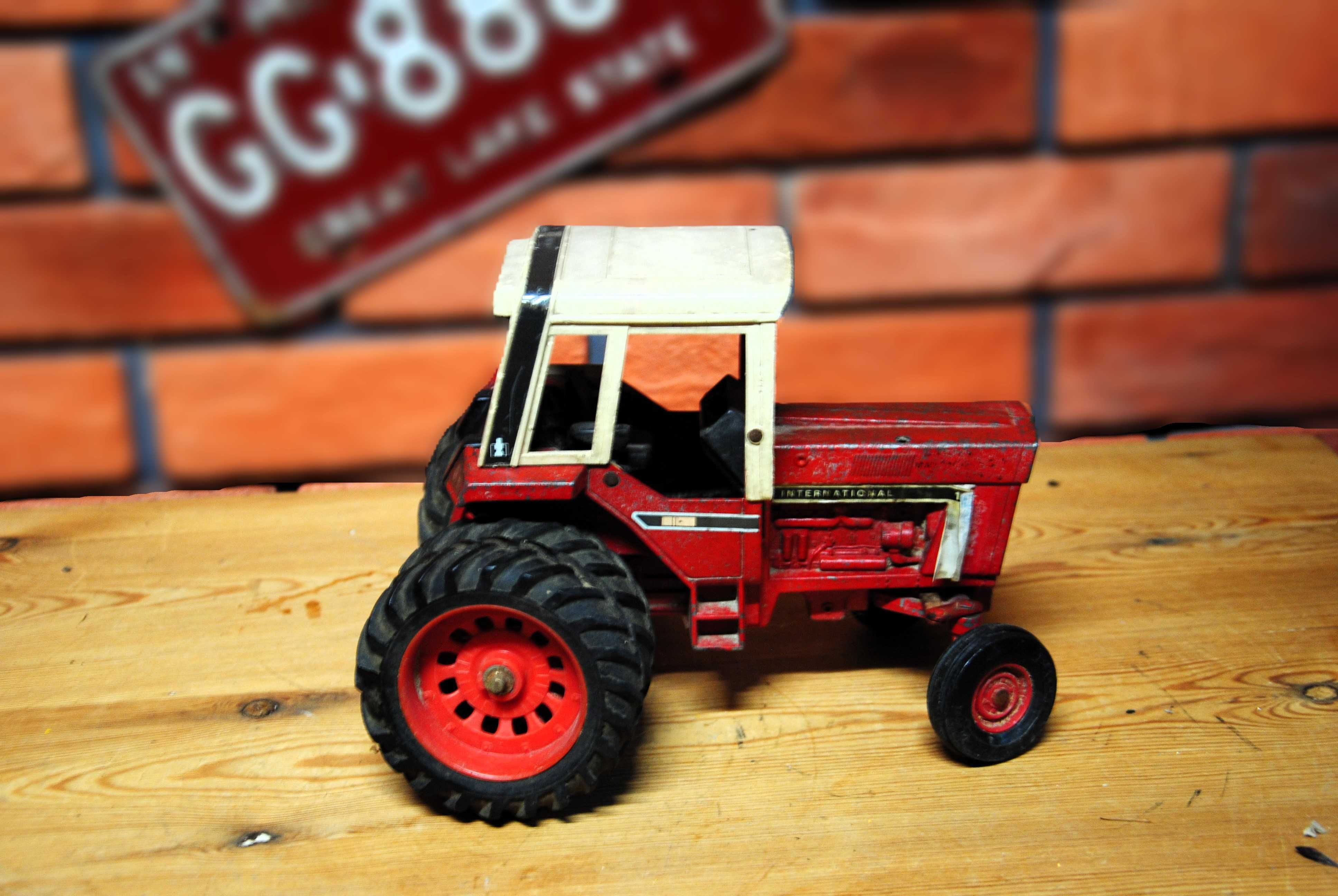 Zabytkowy Traktor ERTL International Harvester 1586, 1:16