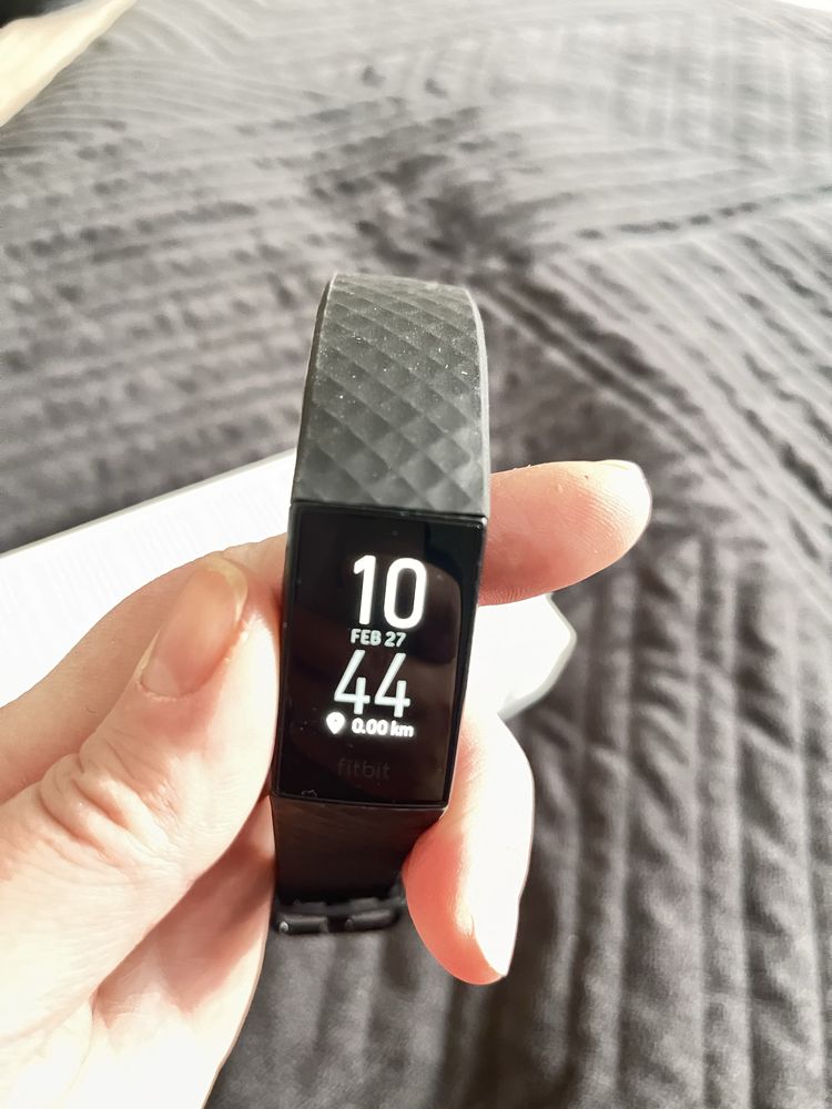Фітнес годинник fitbit charge 4
