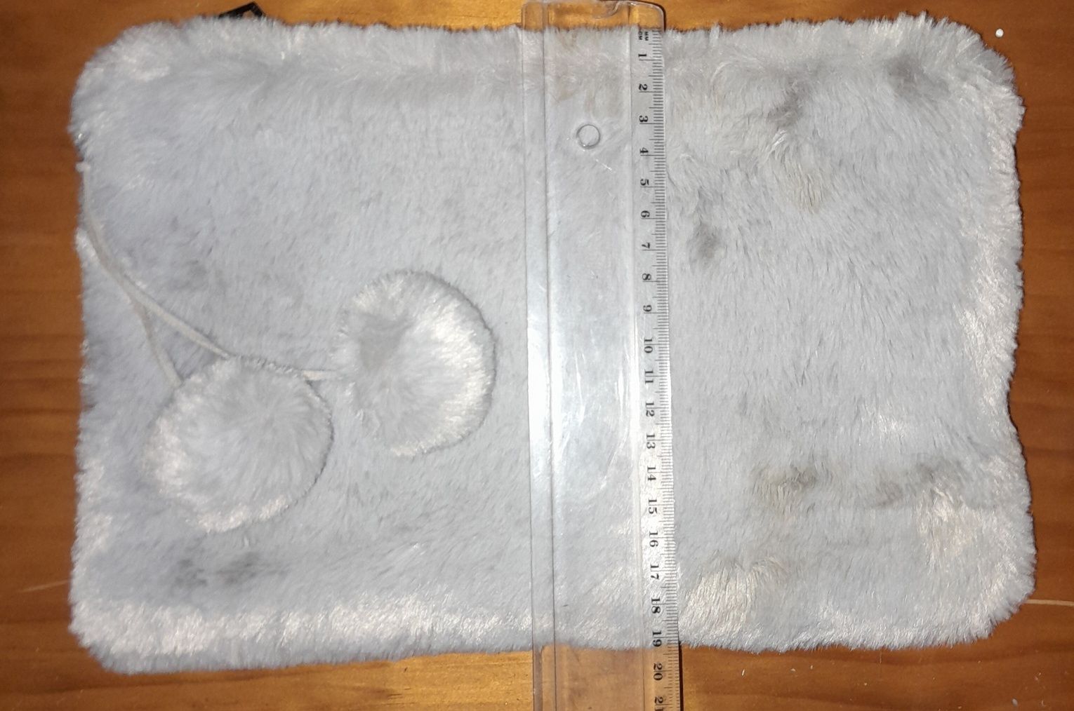 Bolsa nova com pêlo e pompons